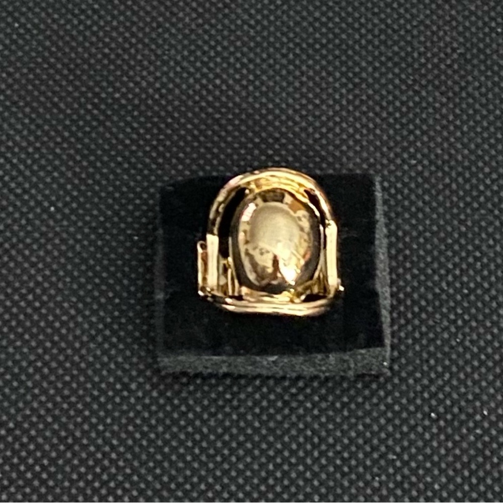*Gold ring. - Picture 3 of 3